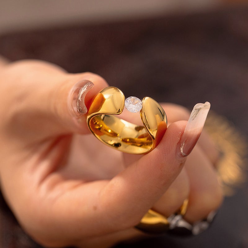 Style New Wide Side Clip Zircon Smooth Ring Retro Niche Design Titanium Steel Plated 18K Gold Jewelry - Image 4